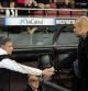 El técnico del Real Madrid, José Mourinho, saluda al entrenador del Barça, Josep Guardiola