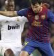 El centrocampista del FC Barcelona, Cesc Fábregas (d), controla el balón frente al francés Lass Diarra