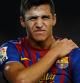 El jugador del FC Barcelona, Alexis Sánchez, se duele tras un encontronazo con el futbolista del Madrid Pepe