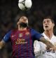 Alves y Cristiano Ronaldo se disputan el balón en la vuelta de cuartos de final de Copa del Rey entre Barça y Madrid