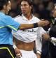 El defensa del Real Madrid Sergio Ramos abandona el campo en presencia de su entrenador, Jose Mourinho, tras ser expulsado por el árbitro Fernando Teixeira