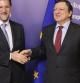 El presidente de la Comisión Europea, José Manuel Durao Barroso (dcha), da la bienvenida al presidente del Gobierno español, Mariano Rajoy, antes de la reunión en la sede de la Comisión Europea en Bruselas (Bélgica) hoy, lunes 30 de enero de 2012.