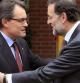 El presidente del Gobierno, Mariano Rajoy, y el presidente de la Generalitat de Catalunya, Artur Mas, se saludan a la puerta del Palacio de La Moncloa