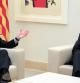 El presidente del Gobierno, Mariano Rajoy, y el presidente de la Generalitat de Cataluña, Artur Mas, conversan al inicio de la reunión