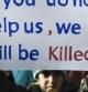 Un niño lleva una pancarta en Siria con el siguiente mensaje dirigido a la comunidad internacional: "Si no nos ayudáis nos matarán"