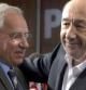 El candidato a liderar el PSOE, Alfredo Pérez Rubalcaba, saluda a Alfonso Guerra