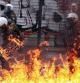 Un cóctel molotov estalla frente a policías durante las protestas contra los ajustes en Atenas
