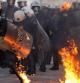 Imagen de agentes antidisturbios que tratan de controlar la violencia de los manifestantes ante el Parlamento griego