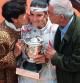 Marisa Vicario, madre, y Emilio Sánchez, padre, besan a Arantxa, hija, el 5 de junio de 1994 mientras ésta sostiene el trofeo, tras derrotar en Francia a Mary Pierce en la final del Abierto de París