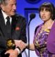 Tony Bennett junto a Janice Winehouse, madre de Amy Winehouse, recogen el Grammy póstumo al mejor dúo de pop en la gala de entrega de los premios