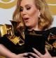 Adele muestra los 6 premios ganados en la 54 edición de los Grammy