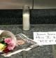 Recuerdos en memoria de la cantante fallecida Whitney Houston alrededor del Teatro Apollo en Manhattan, Nueva York