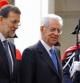 El primer ministro italiano, Mario Monti, ha recibido con honores militares al presidente del Gobierno español, Mariano Rajoy, en el Palacio Chigi de Roma