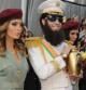 Sacha Baron Cohen acompañado por una "militar"