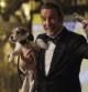 Jean Dujardin, oscarizado como mejor actor por 'The Artist', recoge el premio con Uggie en brazos