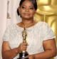 Octavia Spencer posa con el Oscar que ha ganado como Mejor Actriz de Reparto por 'Criadas y señoras'