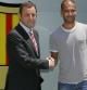 Pep Guardiola en las oficinas del club con Sandro Rosell, tras su renovación en el 2010