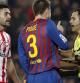 El defensa del Barcelona Gerard Piqué (c) protesta al árbitro Carlos Velasco Carballo (d) tras ser expulsado durante el partido, correspondiente a la vigésimo sexta jornada de Liga de Primera División, que disputa su equipo ante el Sporting de Gijón esta tarde en el Camp Nou