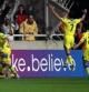 Los jugadores del APOEL Nicosia celebran su gol ante el Lyon