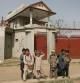 Niños juegan frente a la casa donde se cree que vivió Bin Laden en en Haripur, Pakistan
