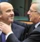 El presidente del Eurogrupo, Jean-Claude Juncker, hace el ademán de ahogar al ministro de Economía español, Luis de Guindos.