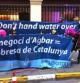 Una veintena de activistas han entregado una carta en la sede de Suez, propietaria de Agbar, contra la falta de contrato de concesión para el subministro de Barcelona