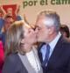 El candidato del PSOE a la Presidencia de la Junta, José Antonio Griñán, besa a su mujer tras comparecer ante los medios de comunicación