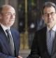 El presidente de la Generalitat de Catalunya, Artur Mas, saluda al ministro de Economía y Competitividad, Luis de Guindos, con quien se ha reunido en el Palau de la Generalitat