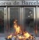 Un piquete de unas mil personas, algunas con los rostros cubiertos ha provocado un pequeño incendio frente a la Bolsa de Barcelona tras realizar pintadas e intentar varias veces derribar sus puerta