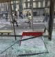 Una parada de autobús destruida por la acción de los violentos durante la huelga general