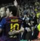 Xavi y Messi felicitan a Iniesta por su tanto conseguido, el tercero del Barça, frente al Milan