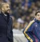 El entrenador del FC Barcelona, Pep Guardiola, da instrucciones a sus jugadores durante el partido