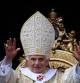 El papa Benedicto XVI imparte la bendición 'Urbi et Orbi' desde el balcón de la plaza de San Pedro