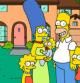 La imagen muestra a la familia 'The Simpsons' de dibujos animados posando delante de su casa: Lisa, Marge, Maggie, Homero y Bart Simpson