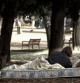 Hombre durmiendo en el parque de la Estació del Nord, en Barcelona