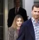 Los Príncipes de Asturias y la Infanta Leonor (i), a su salida del Hospital San José. Los príncipes de Asturias, don Felipe y doña Letizia, acompañados de sus hijas Leonor y Sofía han visitado al Rey.