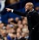 Pep Guardiola dirige a sus hombres durante el encuentro ante el Chelsea