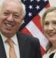 El ministro español de Asuntos Exteriores, José Manuel García-Margallo, estrecha la mano de la secretaria de Estado estadounidense, Hillary Clinton, en el Cuartel General de la OTAN en Bruselas