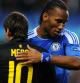 El jugador del Chelsea Didier Drogba saluda a Messi en Stamford Bridge