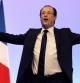 El candidato del partido socialista francés, François Hollande, celebra la victoria en la primera vuelta de las elecciones presidenciales