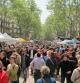 Una multitud de personas inunda siempre las Ramblas el día de Sant Jordi