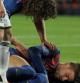Piqué, inconsciente sobre el césped del Camp Nou tras chocar con Valdés y Drgoba