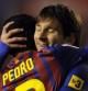 Messi se abraza a Pedro, tras conseguir el cuarto gol de su equipo
