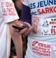 Jóvenes seguidores de Nicolas Sarkozy, con una pegatina contra el programa de Hollande, durante un mitin del primer ministro François Fillon en Woippy, en el nordeste de Francia un mitin del primer ministro François Fillon en Woippy, en el nordeste de Francia.