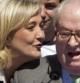 La ultraderechista Marine Le Pen habla con su padre, Jean-Marie Le Pen, durante una concentracion anual de su partido, el Frente Nacional, con motivo de la celebración del Primero de Mayo