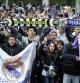 Aficionados del Madrid celebran el título de liga de su equipo en la plaza Cibeles