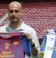 El entrenador del FC Barcelona, Josep Guardiola, y el del RCD Espanyol, Mauricio Pochettino, posan en el Camp Nou para la tradicional fotografía con las camisetas de ambos equipos el día antes de disputarse el derbi catalán
