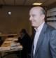 El hasta ahora ministro de Defensa Alain Juppé, tras depositar su voto en la urna durante las elecciones francesas