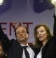 François Hollande y su pareja, Valerie Trierweiler, celebran en la Bastilla la victoria socialista