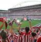 Una aficionada en las gradas del estadio San Mamés en Bilbao donde se han reunido cuarenta mil espectadores para ver a traves de cuatro pantallas gigantes la final de la Liga Europa que se disputa en Bucarest entre el Atlético de Madrid y el Athletic Club de Bilbao